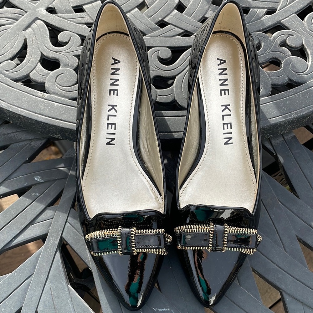 Ann Klein Black Patent Leather flats with decorative bow